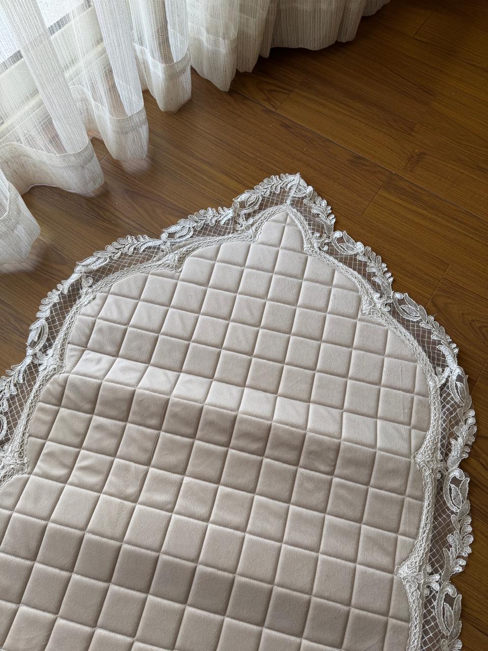 The Padded Sleek Arabesque Sajda