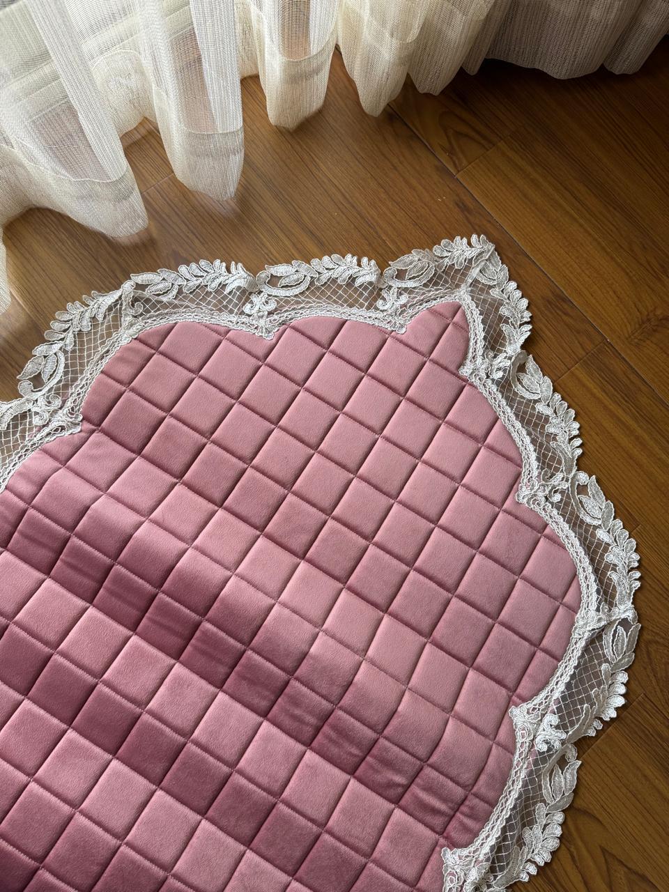 The Padded Sleek Arabesque Sajda